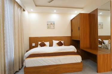 Room with Almirah in Ghaziabad